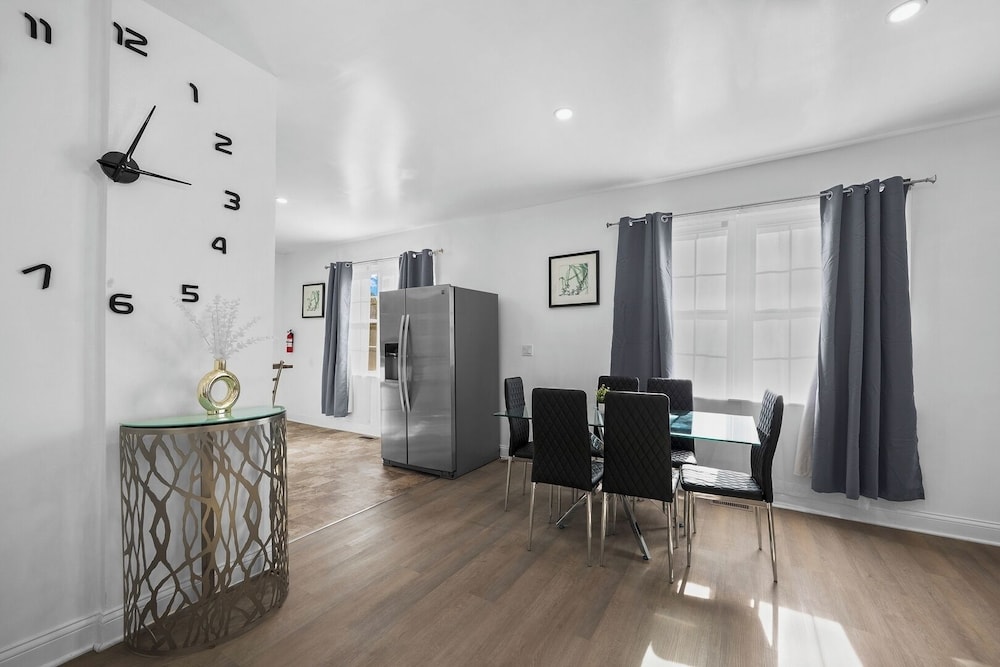New Downtown Lux 3BR Free Parking, AC & Wi-fi