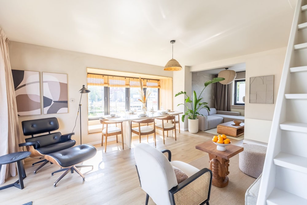 Recently Renovated Family Home Near the sea