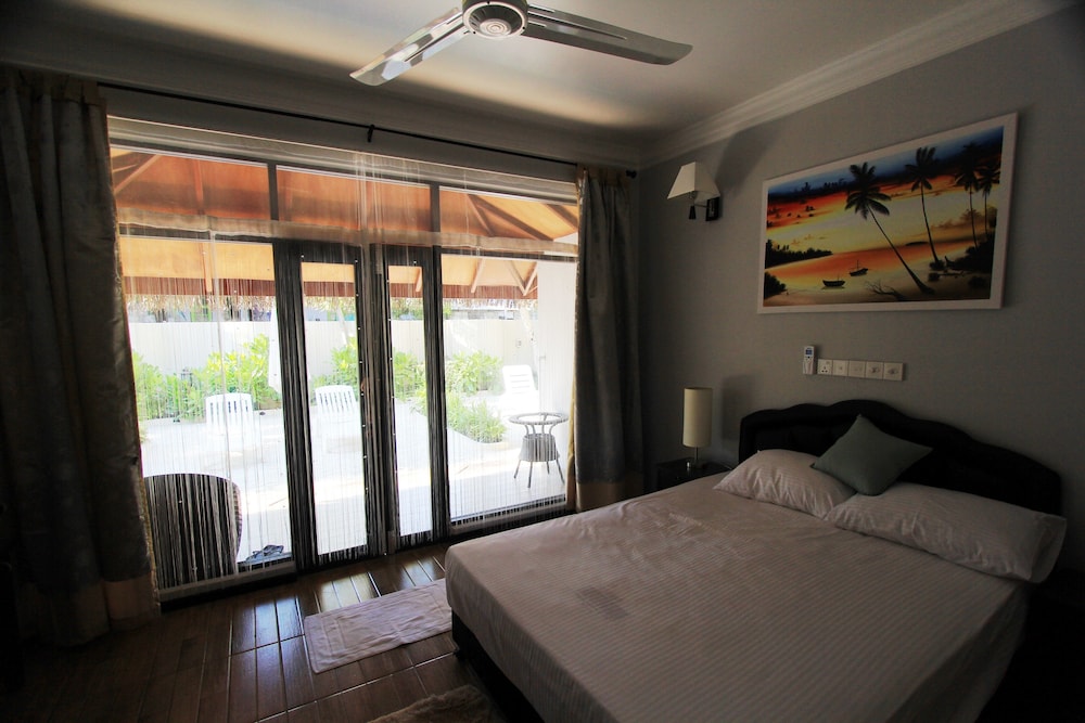 Local Island Inn photo 2