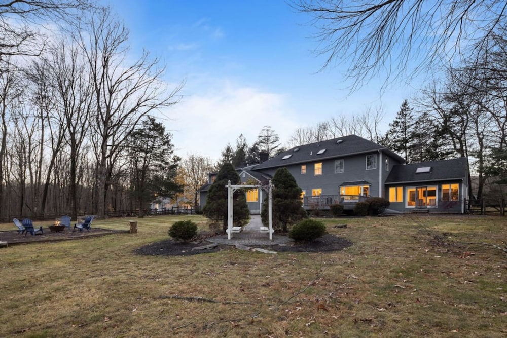 Peaceful Mini Mansion Sleeps 18