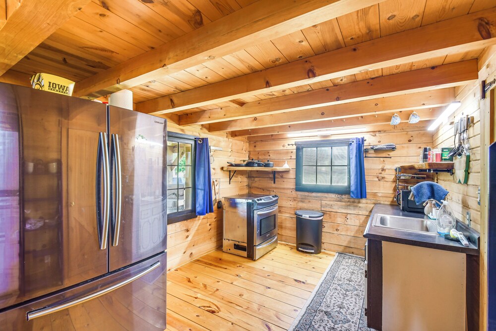 Bellevue Log Cabin w/ Gas Grill & Creek Access