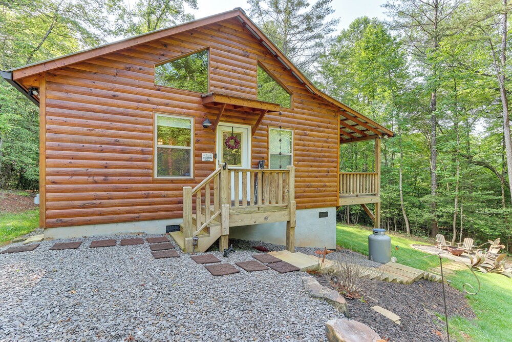 10 Mi to Main St Murphy: Cabin w/ Covered Deck!