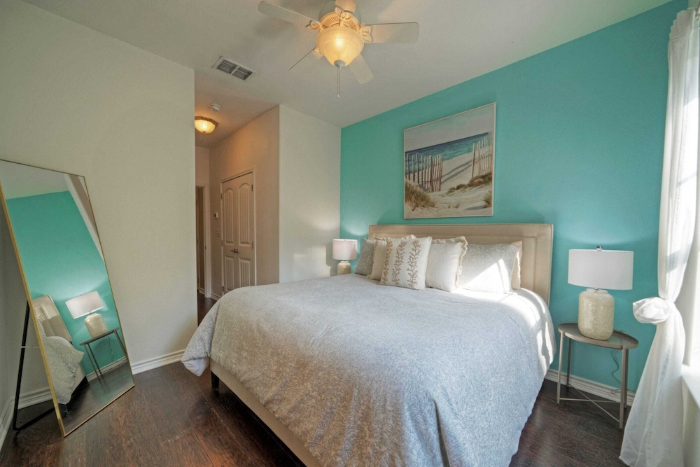 Stylish Condo w/ Pool & Spa Access, Wak to Beach Beach Breeze by Avantstay