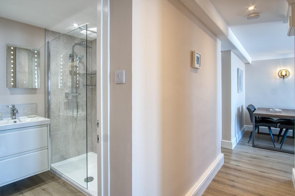 Waterfront 2 - 2 Bedroom Apartment - Wisemans Bridge