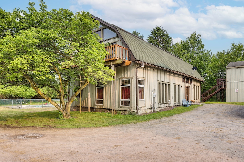 Swim & Sip: Creative Retreat 2 Mi to Owasco Lake