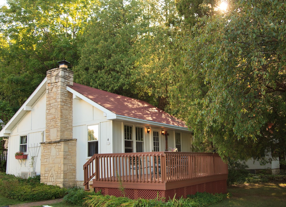 Thorp House Inn & Cottages
