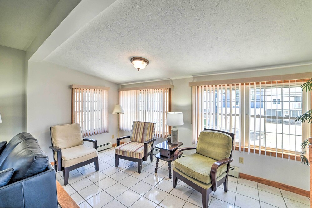 Old Orchard Beach Apt - Walk to Beach & Pier!