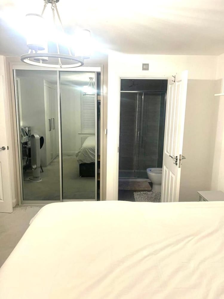 High END Spacious 4 Bed House - Free Parking