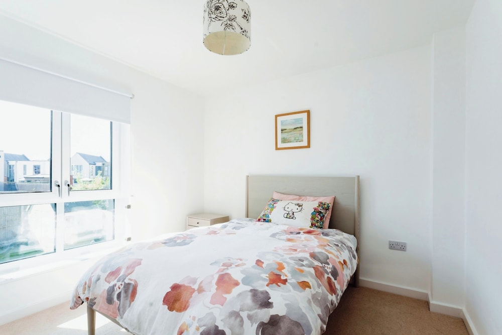 Luxurious 4 BH Home Near Willen Lake Ideal for Families & Business Stays! view 2