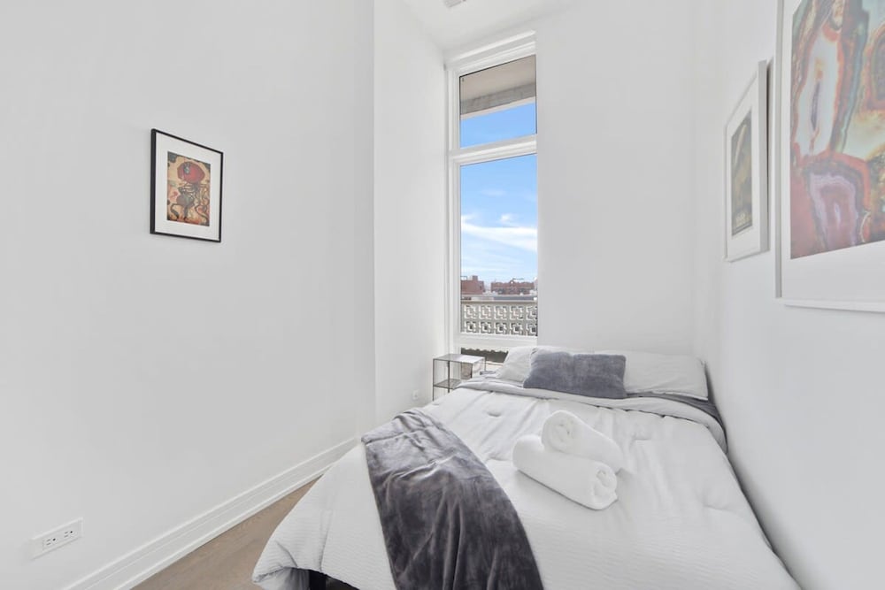 4-bedroom Penthouse w 2 Large Balconies Rooftop