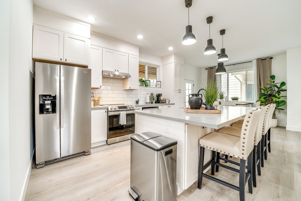 4 Mi to Dtwn: Modern Tacoma Home w/ Spacious Yard
