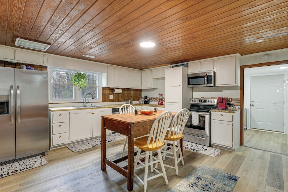 Deck & 2-acre Yard: Quiet Getaway in Crandall!