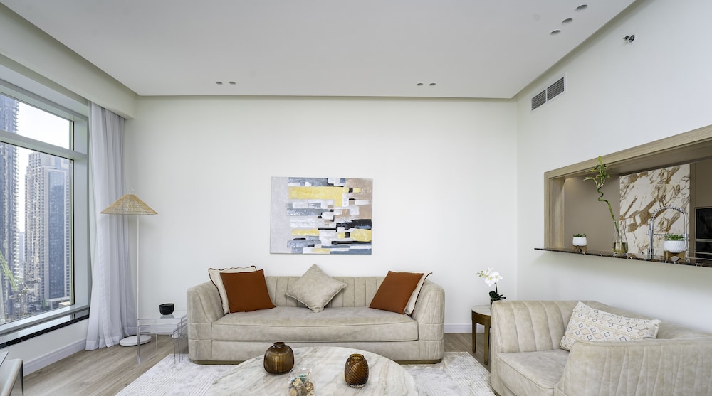 Stunning 2 BR in the heart of Downtown