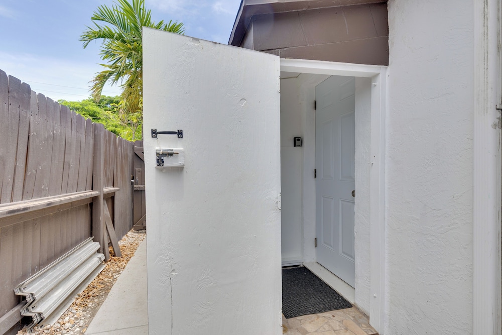 Lakefront Getaway w/ Dock Near Las Olas Beach