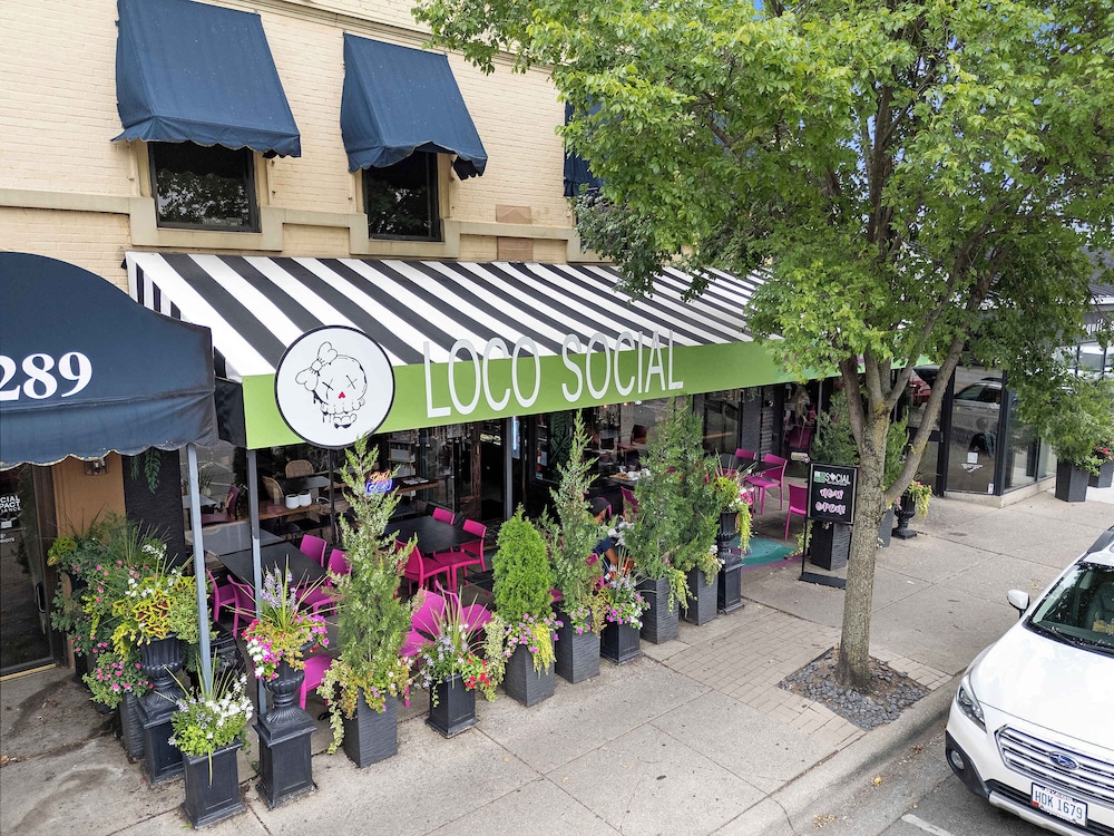 Classic Charm on Ashland For 8