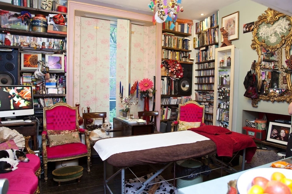 Boutique Bijoux Garden Flat in Vibrant Oval