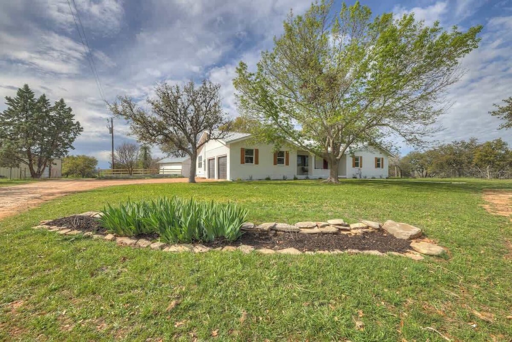 Family-friendly Hill Country Retreat Sleeps 11 + Hot Tubs