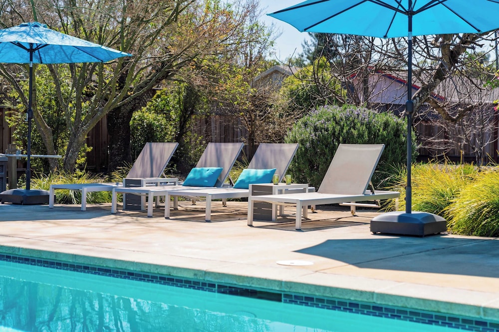 Luxe, Pool, Spa, Fire Pit, Game Room, Piano Sonoma Pool Retreat by Avantstay