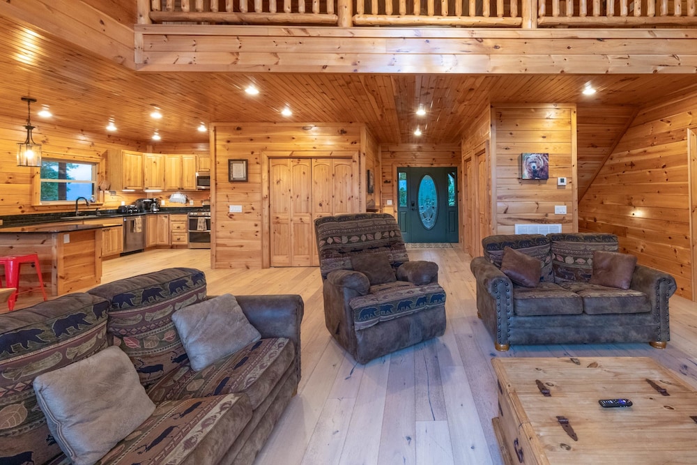 Luxury 4200 Sqft Log Cabin on 50 Acres Sleeps 16