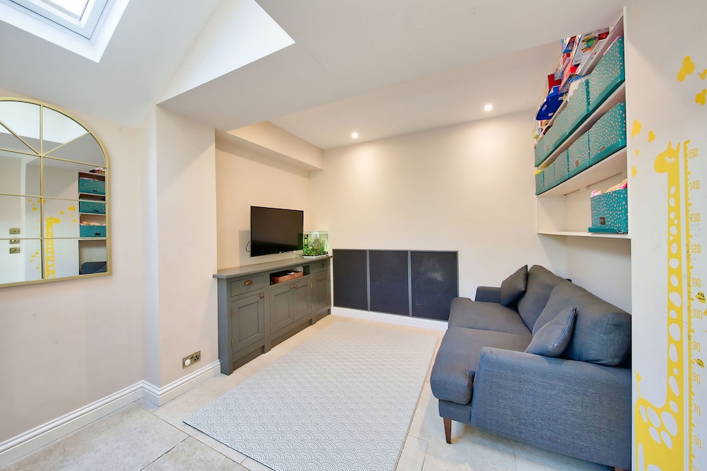 House - Sleeps 8 - Garden - Children's Play Area