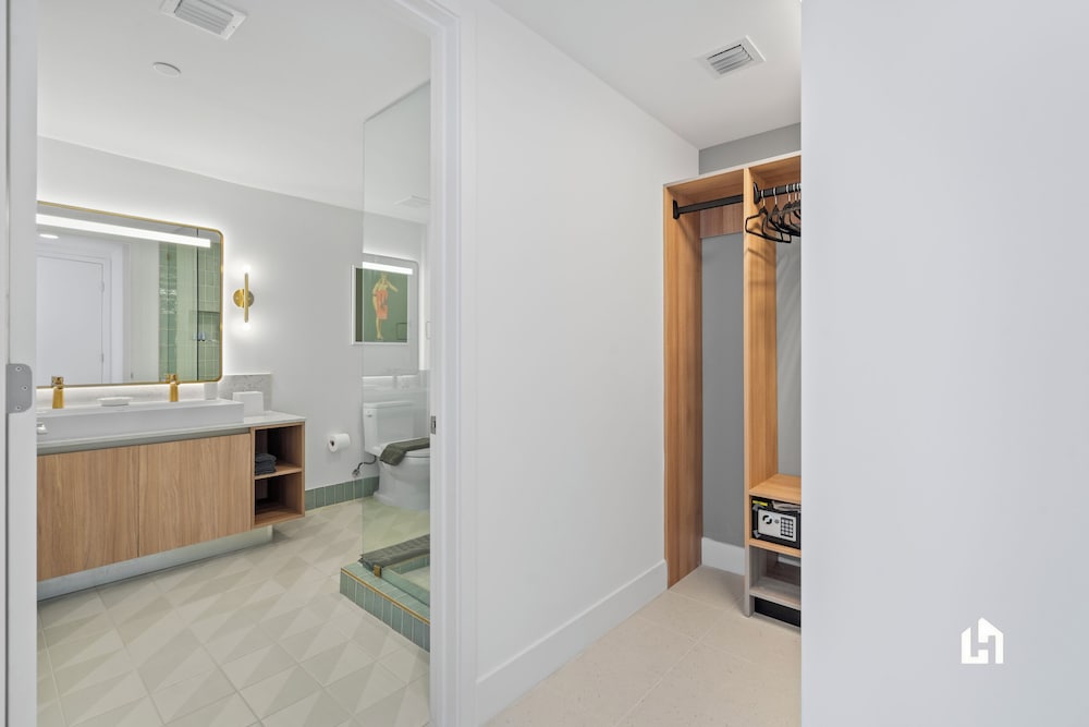 Stylish Apartments with Partial Ocean Views in Downtown