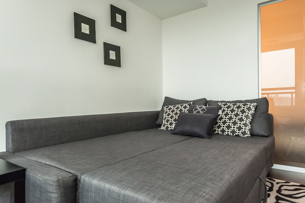 Life Suites - Fort York Central Condo