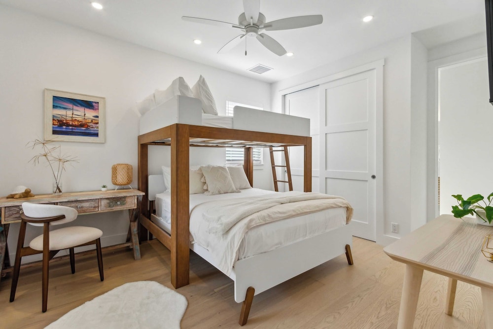 Serenity at Surfside by Avantstay Pool, Porches, Fire Pit & Arcade Near Vilano Beach