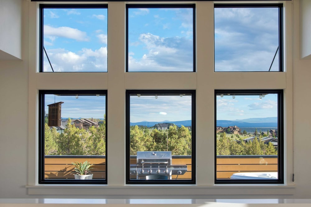Brasada Ranch Retreat w/ Hot Tub + Views Resort Access w/ Pools, Horseback Riding, Sports, and More Hat Rock Loop by Avantstay
