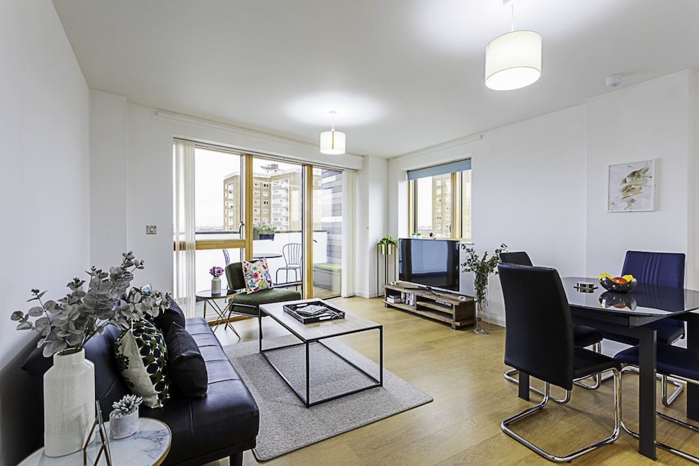 Trendy Queen's Park Apartment With Views Across London