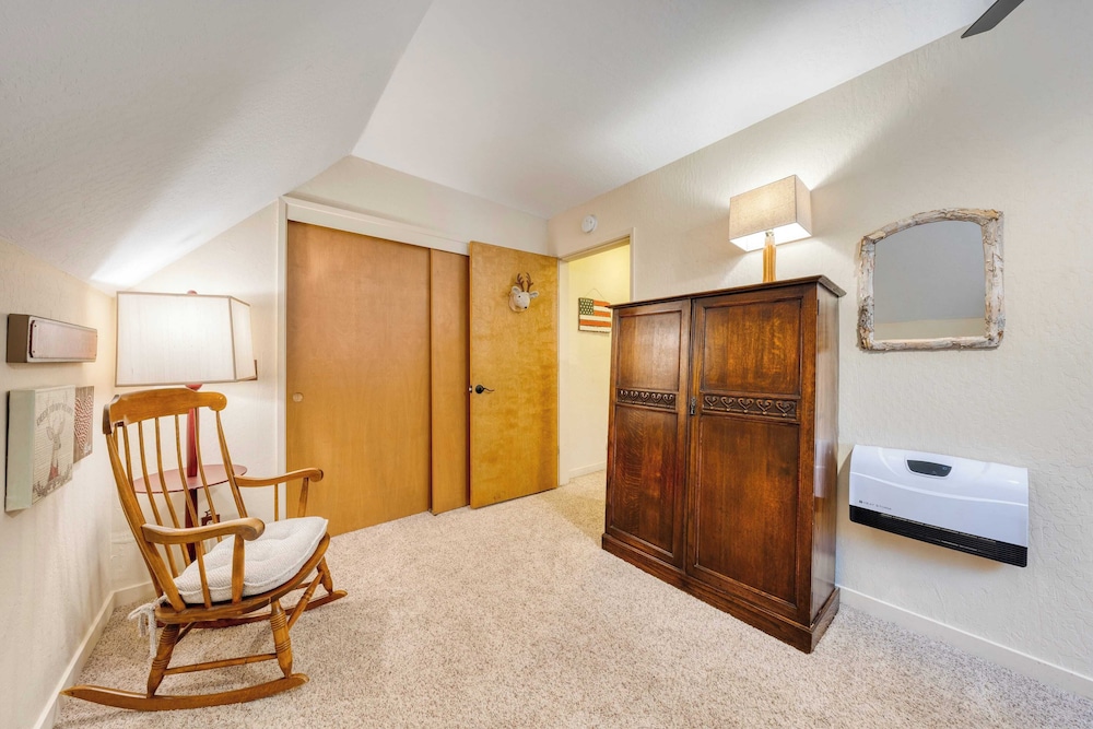 Mountain Cabin w/ Fireplace, Balcony & Easy Ski Access Bear Americana