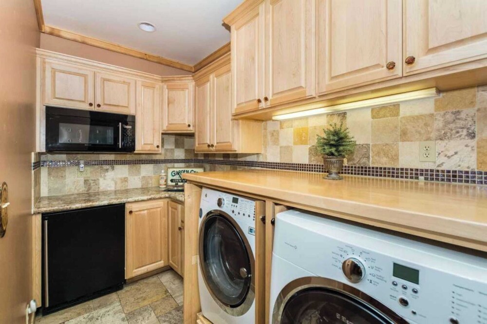 Sleeps 27 2 Homes Near the Lake, Hot Tub + Views Castle Glen Estates