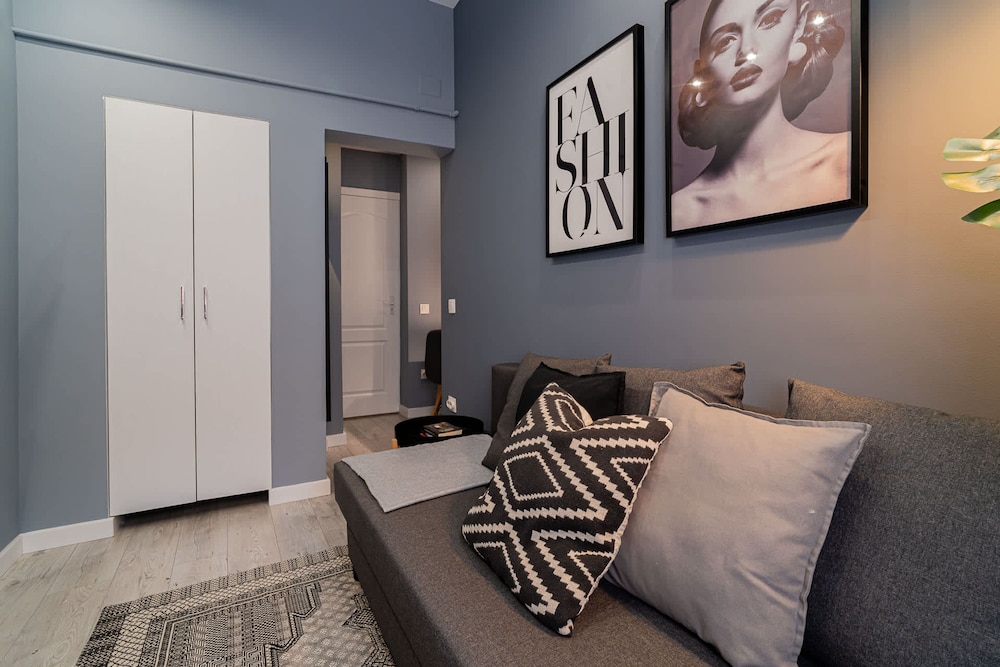 Chic Black White 2BR Retreat on Dambovitei