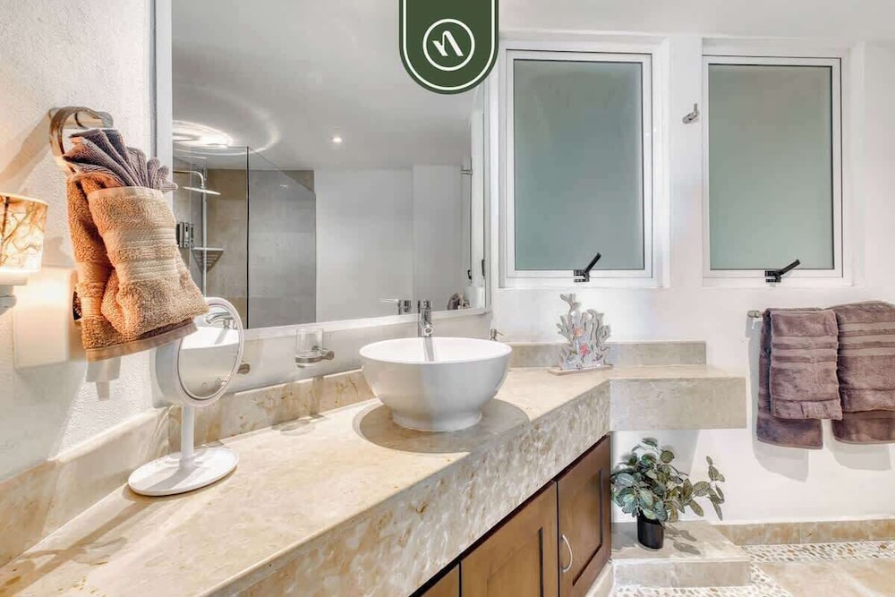 Amazing 3 BR Penthouse With Beachclub