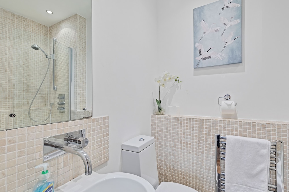 Majestic Mews Apartment with Free Parking | By My Getaways