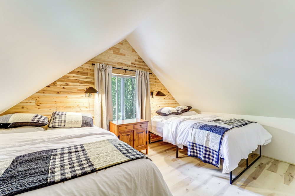 Roscommon Chalet w/ Hot Tub Near Higgins Lake!