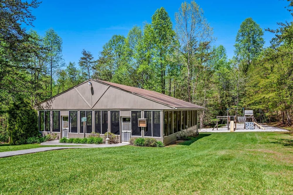 Sleeps 6 Full Kitchen Indoor Pool Mountains Views