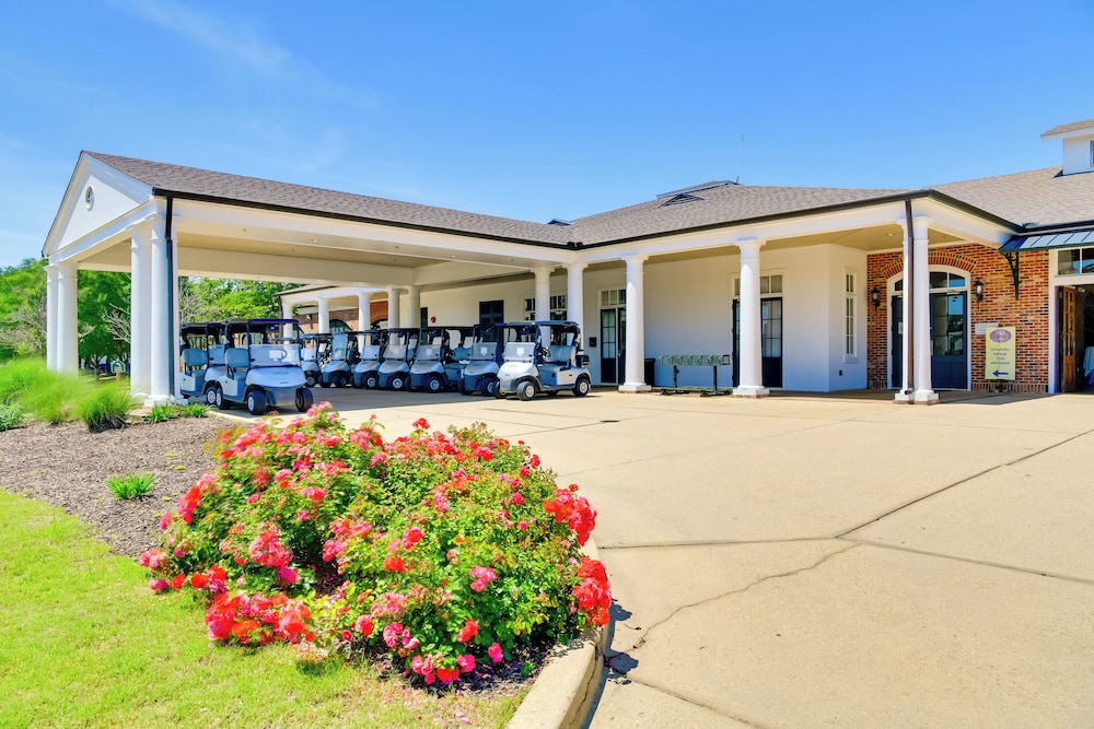 Springfield Studio Rental w/ Golf Course View!