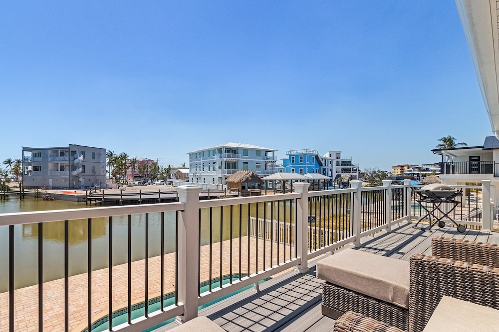 920 Bay Breeze Bungalow: Stunning Bay View Home W/ Heated Pool! 2 Bedroom Home