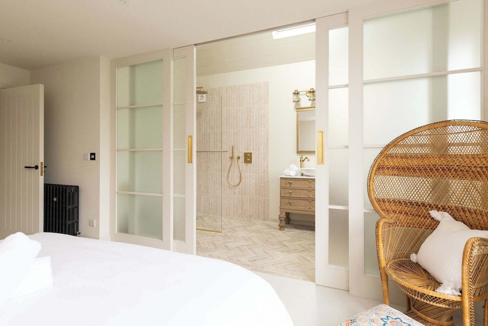 Newly Renovated Beachside Retreat for 10