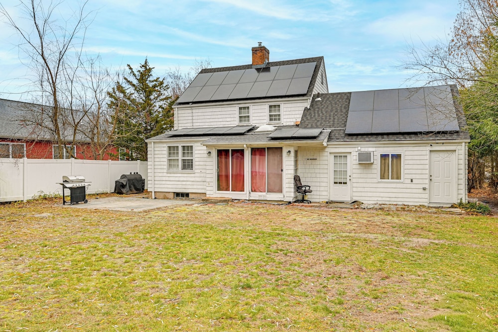 1 Mi to Connecticut River: Home w/ Large Backyard