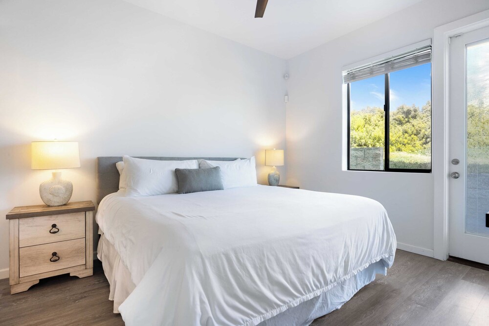 Oceanfront 2BR + Rooftop Deck, & Beach Access Strand Way B