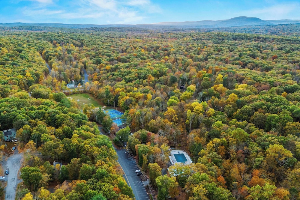 Lakeview Retreat w/ Kayaks, Game Room, Firepits Gated Community w/ Lake + Beach Access