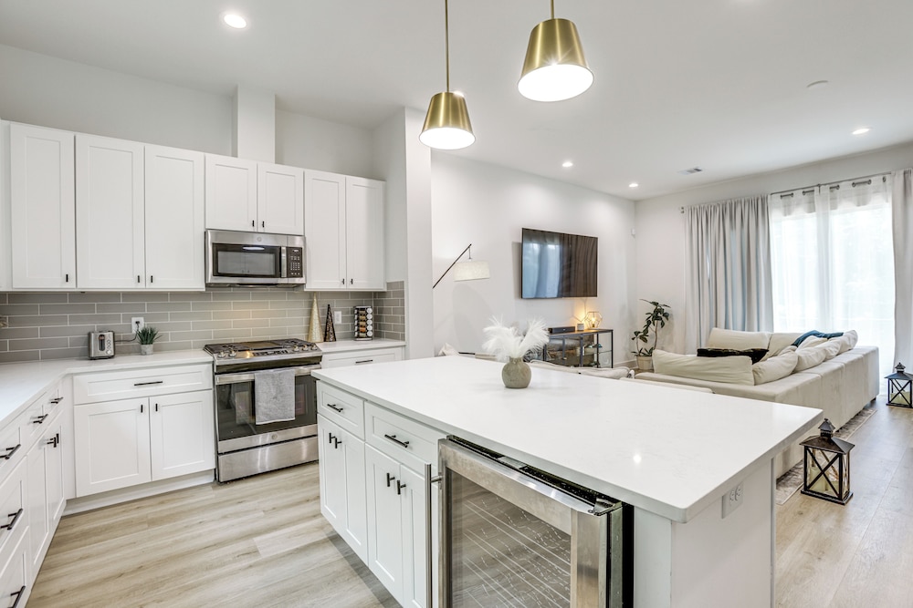 Townhome 2 Mi to Hermann Park, Zoo & Museums!
