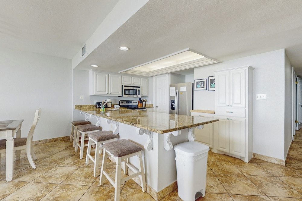 3BR Beachfront Condo w/ Pools & Balcony