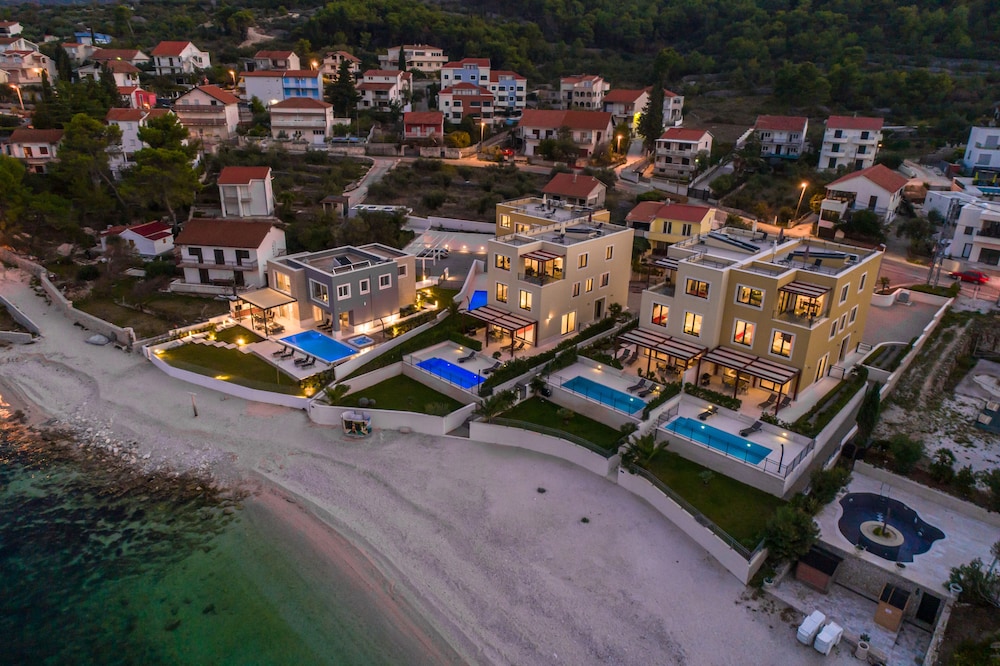Acadia Beach Villas & Apartments, Slatine