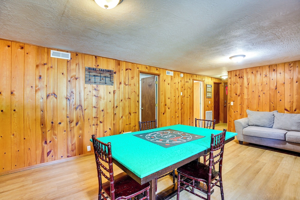 3 Mi to U of O Pet-friendly Home w/ Covered Deck!