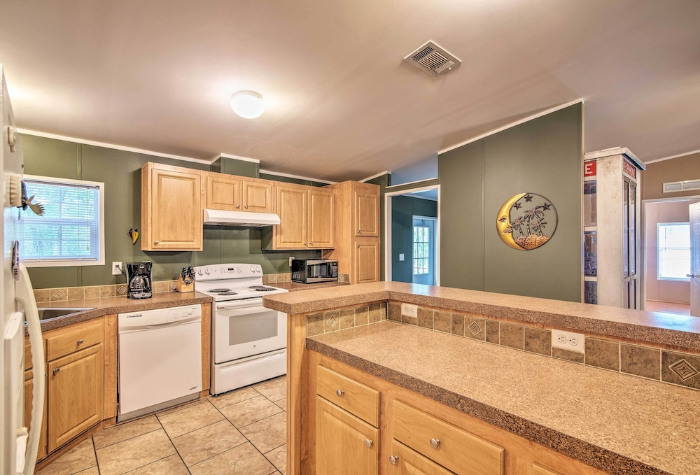 Homosassa House w/ Fire Pit < 2 Miles to River!