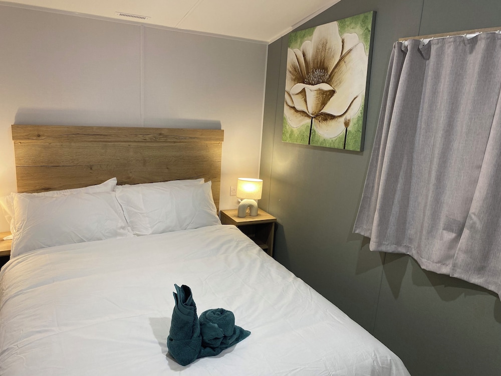 BAF Luxury Stays - Caravan Sleeps 8