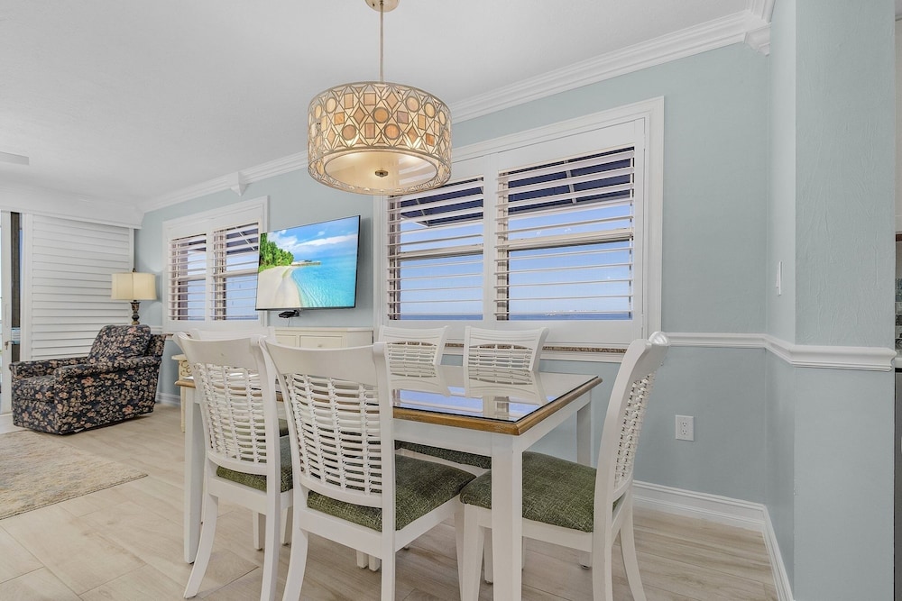 Beach Villas 706 Top-floor Condo W/ Gulf Views, Pool 2 Bedroom Condo
