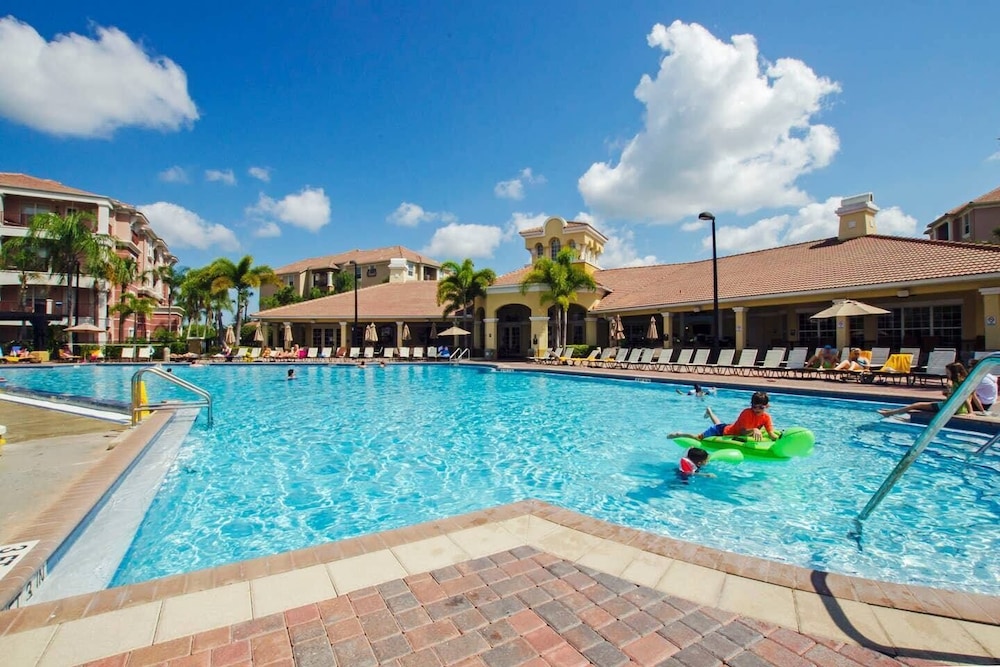 Stylish and Contemporary Vista Cay Hideaway - Lake View 3bd/2ba #3vc4126